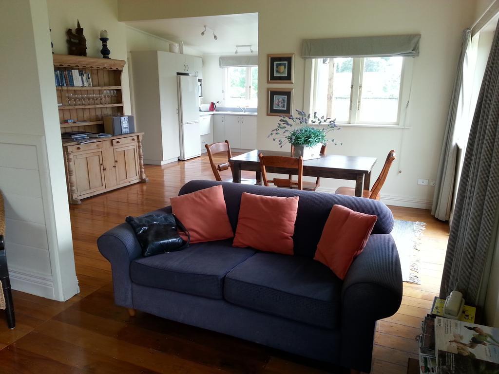 The Vicarage Martinborough Villa Ruang foto
